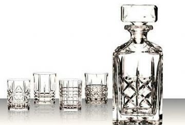 Set-bottiglia-con-4-bicchieri-whisky-Highland-4745.jpg